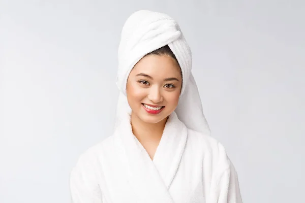 Retrato de una joven dama asiática feliz en albornoz. Aislado en fondo blanco . —  Fotos de Stock