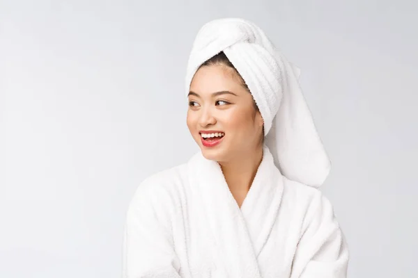 Retrato de una joven dama asiática feliz en albornoz. Aislado en fondo blanco . —  Fotos de Stock