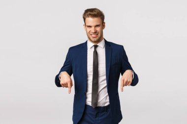 Adam dikkatini kötü ve nahoş bir şeye çevirdi. Klasik takım elbiseli çekici sarışın sakallı bir iş adamı. Tiksinçlikten yüzünü buruşturuyor. Ürkütücü bir şey görüyor.