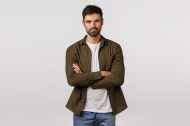 Profesyonel, işe alım ve motivasyon konsepti. Cesur ve kendine güvenen yakışıklı sakallı adam, kendine güvenen, elleri göğsünde çapraz duran, harekete hazır, caydırıcı bakışlı, beyaz arkaplan