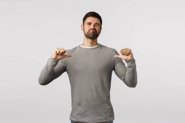 Üstesinden gelebilirim. Maço, ciddi görünüşlü, kendine güvenen, gururlu, kendine güvenen, sırıtan ve kararlı bir şekilde sırıtan, kendine güvenen sakallı bir adam.