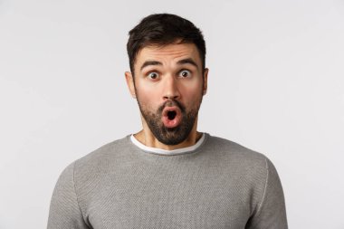 Şuna bir bak. Sakallı etkilenmiş bir adam der ki: 