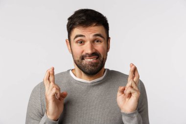 Keşke hayalim gerçek olsa. Umut dolu yakışıklı, sakallı yakışıklı, gri kazaklı, inançlı, gülümseyen, eskimiş bir mucize, şans dileyin, dua edin, iyi haber bekleyin, beyaz arka plan