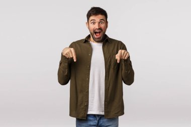 Harika bir davet aldı, harika haberler verdi, böbürlendi. Ceketli, çekici sakallı bir erkek, aşağıya bakıyor ve soruyor, neşeyle gülümsüyor, ürün öneriyor, rüya işi bulmak için web sitesi