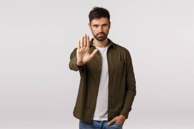 Durma zamanı. Endişeli bir arkadaşın istifa etmesi, birini uyarması, aynı hatayı yapmasını engellemesi. Ciddi görünüşlü, kendine güveni tam genç bir adam dur işareti yapıyor, kolunu yasaklı işareti ile uzatıyor.