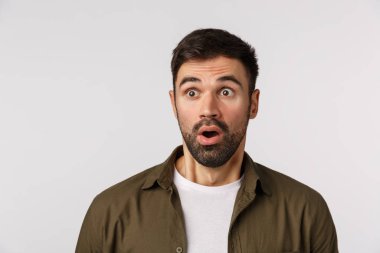 İyi indirimler, konuşma kaybı. Afallamış ve etkilenmiş ceketli yakışıklı adam, ağzı açık nefes nefese kalmış, şaşırmış, solgun solmuş, nefes kesici olay, beyaz arka plan