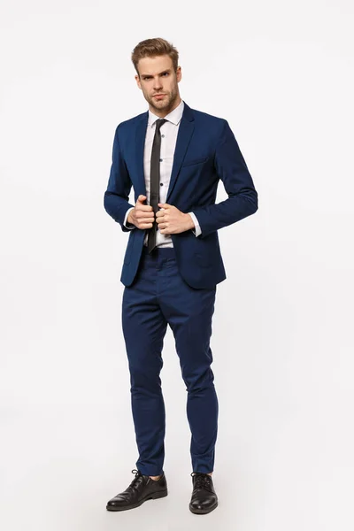 Concepto de empresa, empresa y oficina. Guapo, descarado barbudo hombre de negocios rubio en traje clásico, corbata, ponerse la chaqueta, abrochar botones buscando confiado y atrevido, preparándose para la cena, reunión —  Fotos de Stock