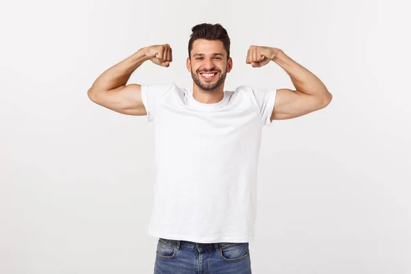 Guapo ajuste joven divertido barbudo hombre señalando a su bíceps y sonriendo sobre fondo blanco —  Fotos de Stock