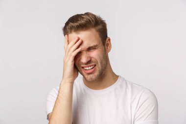 Utanç duyan bir adam büyük bir hata yaptı. Alnını yumrukladı, yüzünü buruşturdu, gözlerini kısarak baktı. Ağrısı, ateşi ya da migreni vardı.