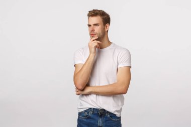 Zeki, yaratıcı, düşünceli, olgun, sarışın iş adamı. Düşünceleri olan, gözlerini kısan, kaşlarını çatan, çene dokunduran, yana bakan, konsantre olmuş, düşünen.