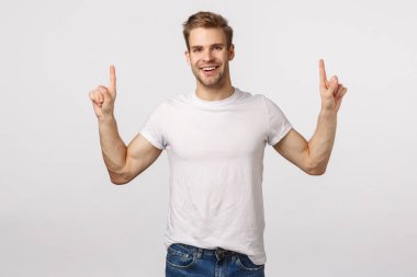 Hayalperest, sarışın, beyaz tişörtlü, güzel sakallı adam, parmaklarını havaya kaldırıp gülümsüyor, etkileniyor, havalara uçuyor, muhteşem bir etkinliğe katılmaktan ilham alıyor,