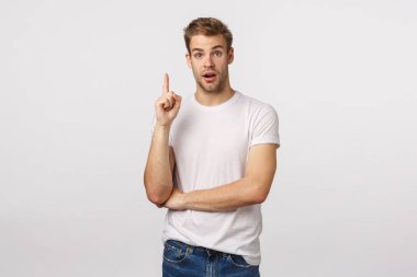 Heyecanlı, kıllı, çekici sarışın, telkin sahibi, işaret parmağı hareketini yükselten, soru soran ya da konuşan, fikri olan, planı paylaşan, onu dinleyecek birini isteyen, beyaz arka planda duran,