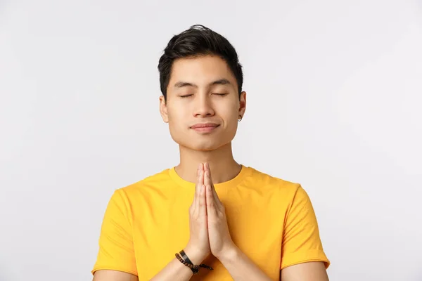 Huzurlu, rahat, sakin, yakışıklı Asyalı adam, stres at ve mutlu meditasyon yap, yoga yap, dua etmek için el ele ver, gözlerini kapat ve gülümse. — Stok fotoğraf