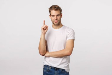 Bir çözümüm var. Yakışıklı, sarışın, sakallı, erkek iş arkadaşının önerileri var. İşaret parmağı hareketi, sırıtışı iddialı ve kendinden memnun, kendine güvenen beyaz bir geçmişi var.
