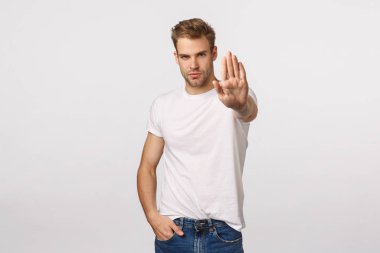 Artık değil, benim gözetimimde olmaz. İddialı ve kendine güveni olan, kıllı, yakışıklı, maço, kararlı ve kendinden emin bir adam, dur hareketi yaparak kolunu uzat, uyar, talep et, eylemi yasakla