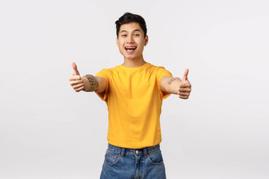 İyi iş, harika gidiyorsun. Neşeli yakışıklı Asyalı erkek arkadaşın devam etmeni teşvik ediyor, onayını veriyor, ürün gibi, öneriyor, katılıyor, beyaz arka planda duruyor.