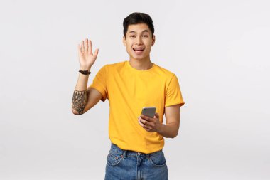 El sallayan adam merhaba diyor, ben mi yoksa selamlama hareketi ve arkadaşça gülümseme mi, akıllı telefon tutması, kafe 'deki randevusuyla tanışması, ilk kez bir kızla görüşmesi, ve merhaba demesi, beyaz arka planda durması,