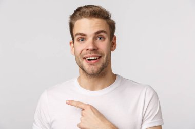 Hevesli, etkileyici, mavi gözlü yakışıklı, solu işaret eden, neşeli gülümseyen, harika bir festivale katıldıktan sonra şaşkına dönen, şirket sayfasını, web sitesini,