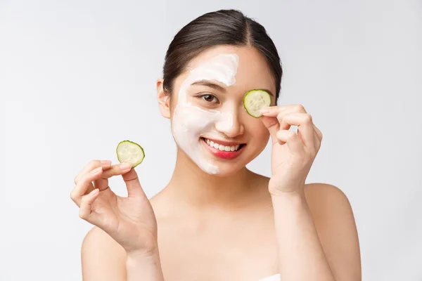 Piękno młody Azji kobiety skóra pielęgnacja obraz z ogórek na biały tło studio — Zdjęcie stockowe
