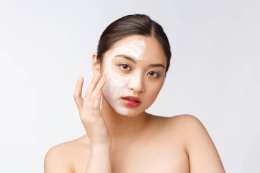 Çekici hoş bir kadın krem sürüyor.