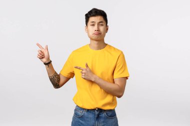 Kıskanç ya da üzgün aptal yakışıklı Asyalı adam, iyi bir şansı kaçırdı, indirim, somurtma, hayal kırıklığından yüzünü buruşturma, somurtma, somurtma ve şikayet ile bir şey almadığı için pişman oldu.