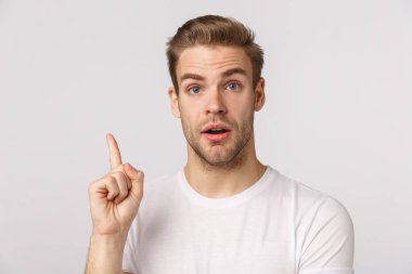 Aklıma bir fikir geldi. İlgi çekici, mavi gözlü, beyaz tişörtlü, işaret parmağı açık, ağzı açık sarışın adam öneri ekle, çözüm bul, fikir paylaş, eureka hareketi yap, beyaz arka plan