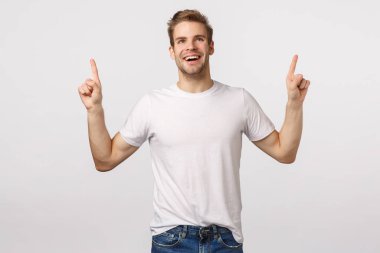 Etkilenmiş, kaygısız, keyifli, gülümseyen, mutluluk ya da mutluluk hisseden, şaşırmış ya da merak etmiş, hayallere dalmış, eğlenceli sahneleri seyreden, beyaz arka planda büyülenmiş
