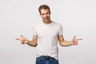 Şu ikisine bir bak. Tüylü, sarı saçlı, çekici, maço bir adam, seçenekler sunuyor, yan tarafları işaret ediyor, ürünlerle sol ve sağ pankartları gösteriyor ve gülümsüyor, mutlu, beyaz arkaplan