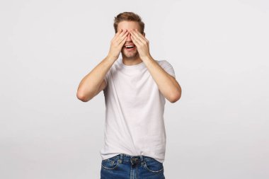 Şirin ve mutlu, tüylü, saklambaç oynayan, on tane başlangıç araması yapan, neşeli ve baştan çıkarıcı bakışlarla şaşırmayı bekleyen, neşeli ve çekici sarışın beyaz adam.