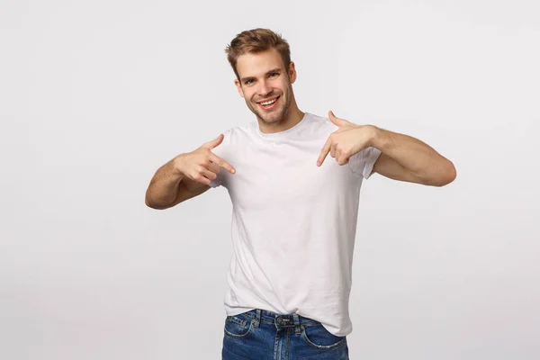 Charmant heureux souriant, sortant blond caucasien gars veulent participer, se montrant avec l'expression auto-assurée, veulent du travail, se suggèrent, debout joyeux fond blanc — Photo