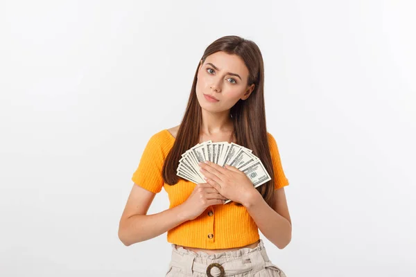 Zdjęcie szczęśliwej młodej kobiety stojącej na szarym tle. Pomijając posiadanie pieniędzy i karty kredytowej — Zdjęcie stockowe
