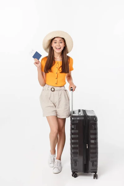 Comprimento total de atraente jovem fêmea em viajante casual com o saco de viagem, isolado no fundo branco — Fotografia de Stock