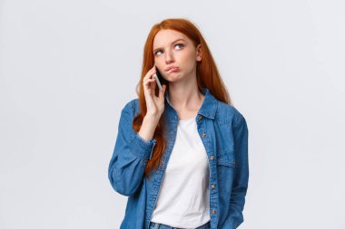 Kararlar kafamı karıştırdı. Sevimli, kızıl saçlı bir kadın en sevdiği restoranda yemek siparişi veriyor, birini telefonla arıyor, düşünceli görünüyor, düşünüyor, konuşurken cevap veriyor, akıllı telefon tutuyor.