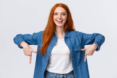 Öyle olmalı, şuna bir bak. Çekici belden yukarı portre, arkadaş canlısı kızıl saçlı kadın size iyi reklam afişi gösteriyor, ürünü gözden geçiriyor, blogcu aşağısı gösteriyor, alt tabaka reklamı, beyaz arkaplan