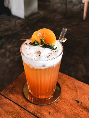 Modern kafede krem peynirli şeftali çayı.