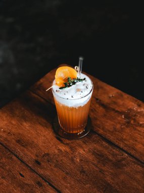 Modern kafede krem peynirli şeftali çayı.