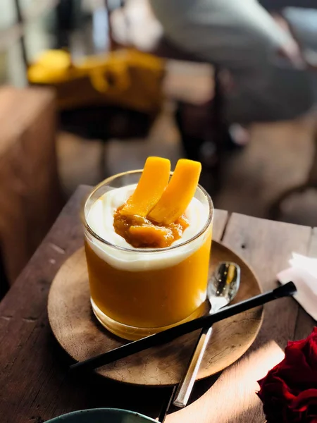 Frullato di mango con bel vetro in caffè moderno . — Foto Stock