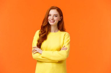 İş, e-ticaret ve insan konsepti. Modern öğrenci, kızıl saçlı kız öğreniyor. Üniversitede dijital tasarım, kendine güvenen, kendine güvenen, güler yüzlü mutlu, turuncu arka planda göğüslerinin üzerinde çapraz kollar.
