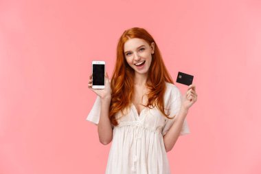 Heyecanlı, şımarık, kaygısız, kızıl kıvırcık saçlı, internet mağazasında para harcamak gibi, sipariş veren, uçuş uygulamasında bilet alan, kredi kartı ve akıllı telefon kullanan, cep telefonunda tanıtım yapan,