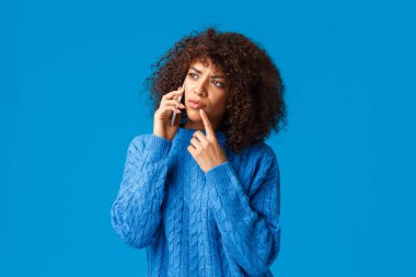 Dur bir saniye, bir düşüneyim. Kararsız ve dalgın Afro-Amerikan çekici kadın teslimatı arıyor, yemek siparişini seçiyor, dudağına dokunuyor, telefonla konuşuyor gibi düşünüyor, akıllı telefon tutuyor.