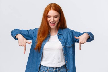 Heyecanlı, neşeli, güzel kızıl saçlı kadın partide eğleniyor, tepeden manzaraya bakıyor, ürünü gösteriyor, yeni ses sistemi evini kontrol ediyor, aşağıya bakıyor, gülümsüyor.