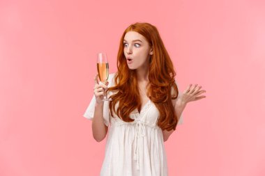 Vay canına, bu alkolün etkisi farklı. Şen şakrak ve şaşkın kızıl saçlı kadın şaşkın şaşkın bakıyor ve şampanyayla kadeh kaldırıyor, omuz silkiyor, meraklı bakıyor.