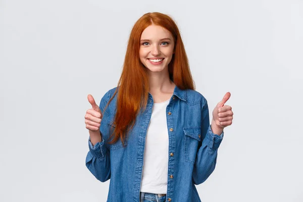 有自信的红头发女性博主在评论令人敬畏的新产品时，用大拇指竖起来表示赞同，就像或同意的手势，站在白色背景上 — 图库照片