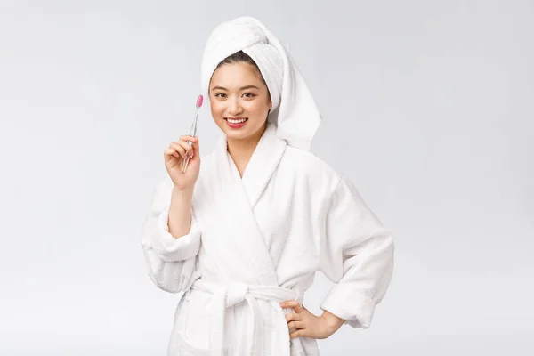 Ázsiai boldog nő fogkefével fürdőköpenyben reggeli hangulat — Stock Fotó