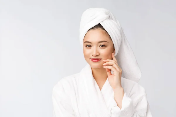 Spa ομορφιά της επιδερμίδας Ασιατική γυναίκα ξήρανση των μαλλιών με πετσέτα στο κεφάλι μετά τη θεραπεία ντους. Όμορφη πολυφυλετική νεαρή κοπέλα αγγίζει μαλακό δέρμα. — Φωτογραφία Αρχείου
