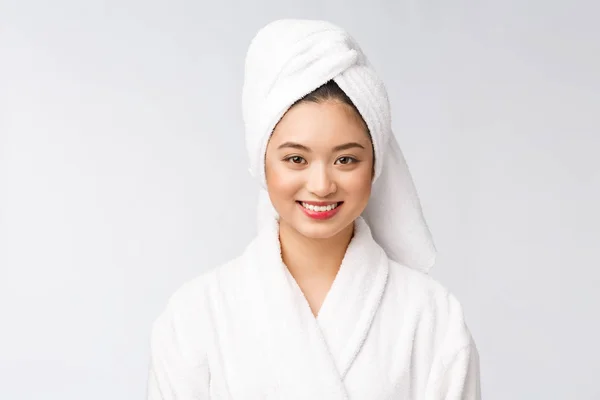 Spa bellezza della pelle donna asiatica asciugatura dei capelli con asciugamano sulla testa dopo il trattamento doccia. Bella multirazziale giovane ragazza toccando la pelle morbida . — Foto Stock