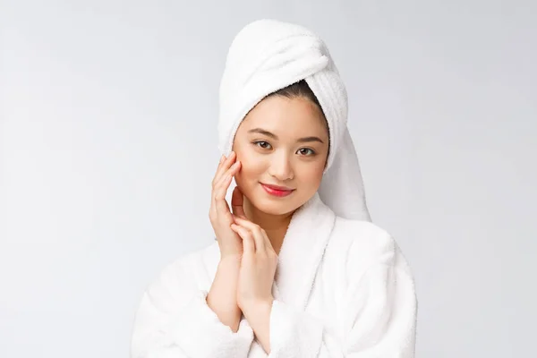 Spa belleza cuidado de la piel Mujer asiática secado cabello con toalla en la cabeza después del tratamiento de la ducha. Hermosa chica joven multirracial tocando la piel suave . —  Fotos de Stock