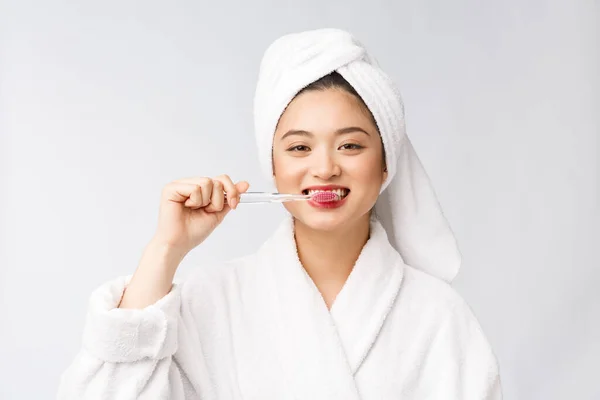 Dekat dengan wanita tersenyum sikat gigi. bagus untuk kesehatan konsep perawatan gigi, terisolasi di atas latar belakang putih. asia . — Stok Foto
