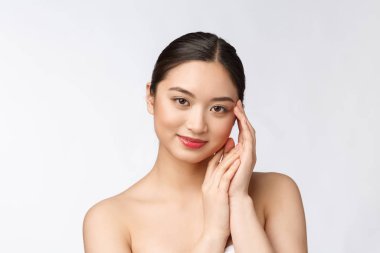 Güzel Asyalı kadın makyaj malzemesi, el, yanak ve gülümseme, güzel yüz, beyaz arka planda izole edilmiş sağlıkla mükemmel..