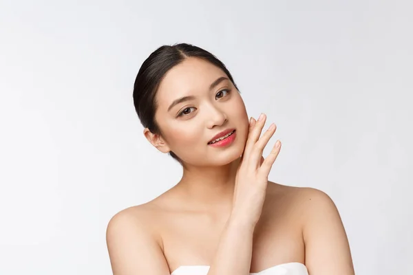 Linda mulher asiática maquiagem de cosméticos, menina mão toque bochecha e sorriso, rosto de beleza perfeito com bem-estar isolado no fundo branco . — Fotografia de Stock